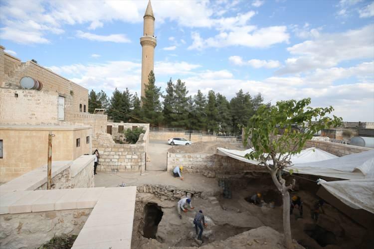 <p>İlçede, Ulu Cami Mahallesinde 2 noktada kazı çalışmalarının sürdüğü yer altı şehrini AA görüntüledi.</p>
<p> </p>