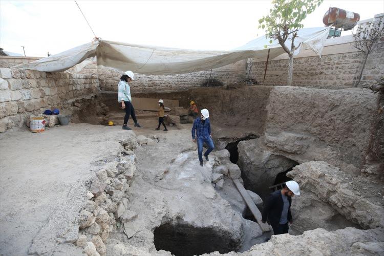 <p>Yer altı şehrini ortaya çıkardıktan sonra yıllık 2 milyon olan turist sayısını 4 milyona çıkmasını beklediklerine dikkati çeken Şahin, yer altı şehrinin lokal bir bölgede olmadığını, ilçenin altının tamamının aynı yapılarla donandığını kaydetti.</p>
<p> </p>