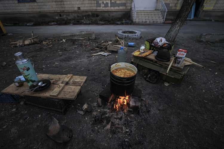 <p>Anatoli "Yorganlarla kendimizi ısıtıyoruz. Pencereleri poşetle kapladık." diye konuştu.</p>
