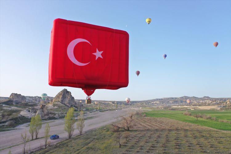 <p> 432 metre karelik bir yüzeye sahip. Dünyadaki bayrak şeklindeki balonlar arasında en büyük balon olma özelliğinde. Bu gün 23 Nisanda, inşallah 19 Mayıs da ve diğer ulusal günlerimizde bu bayrağımızı Ülkemizin değişik günlerinde, sadece Kapadokya’da değil değişik şehirlerde de uçurarak Balon Bayrağımızı tüm Türkiye’de gezdirmek istiyoruz” şeklinde konuştu.</p>