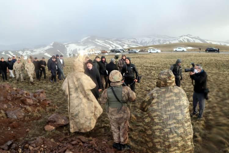 <p>"Bir siyasi partinin 14. katından 'Türkiye'de sınırlar iyi tutulmuyor, sınır namustur' diyerek burada yapılanları görmezden gelmek vicdana da insanlığa da fedai can ederek buralarda mücadele eden kahraman güvenlik güçlerimize bühtan ve iftiradır" diyen Bakan Soylu, "Bunu böyle söyleyerek ardından bunu şehirlerin billboardlarında, üst geçitlerde pankartlama çalışması yaparak devletini milletinin gözünde aciz durumu düşürmeye çalışmak son derece insanoğluna yakışmayacak davranıştır." ifadesini kullandı.</p>
