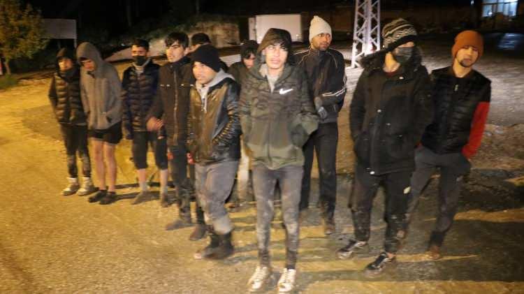 <p>Yunanistan güvenlik güçleri tarafından 100’e yakın göçmen ayakkabıları, elbiseleri ve değerli eşyaları alınarak yalın ayak Kapıkule Sınır Kapısı yakınlarına gönderildi.</p>
