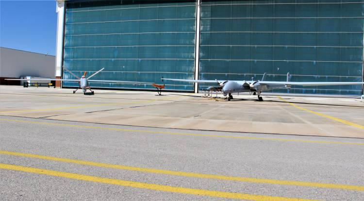 <p><strong>AKSUNGUR: Gökyüzünde 50 saatin üzerinde kesintisiz uçuş</strong><br />
 </p>

<p>24 metre kanat açıklığı ve 750 kilogram yüksek faydalı yük taşıma kapasitesiyle dikkat çeken yerli ve milli İHA AKSUNGUR, yaptığı uçuşlarla havada kalış rekoru kırıyor. AKSUNGUR'un mavi vatanda da etkin rol alması öngörülüyor. AKSUNGUR, 40 bin fite kadar uzun süreli operasyonlara imkan veren iki adet turbo şarjlı dizel PD-170 motoruna da sahip. İlk uçuşunu 2019 yılında gerçekleştiren AKSUNGUR, 2021 yılının ikinci çeyreğinde ilk saha görevine başlayarak, sahadaki uçuş süresi bin saati geride bıraktı.</p>
