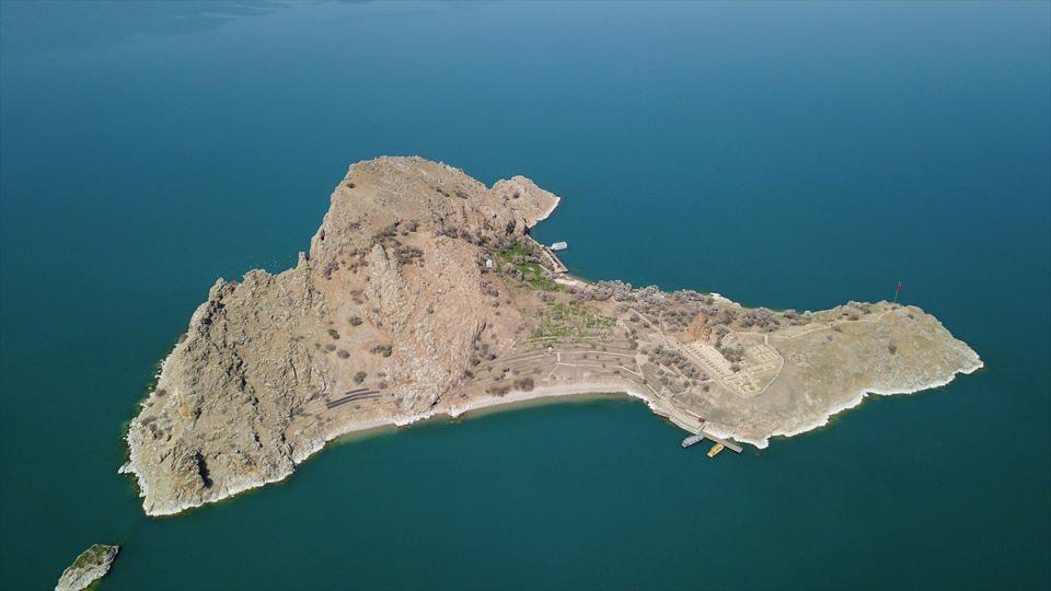 <p>Yılın her döneminde ayrı güzelliğe bürünen Akdamar Adası, bugünlerde çiçek açan badem ağaçları, Van Gölü'nün maviliği ve eşsiz manzarasıyla ziyaretçilerini ağırlıyor.</p>

<p> </p>
