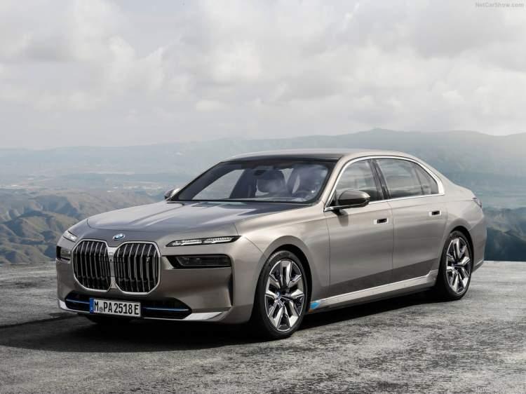 <p><strong>Elektrikli BMW i7 xDrive60 teknik detaylar</strong></p>

<p>Yeni BMW i7 xDrive60, ön ve arka akslarda yer alan iki elektrik motordan güç aıyor. </p>
