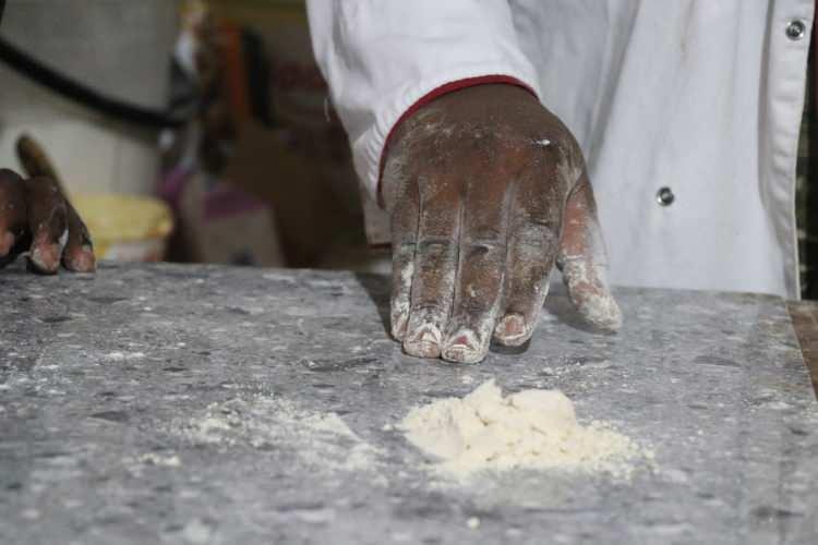 <p>Buğday konusunda Kamerun’un Rusya ve Ukrayna’ya bağımlı olması nedeniyle un fiyatlarının iki katına çıktığını anlatan Teguıa, “Manyok, Kamerun'un hemen hemen tüm bölgelerinde yetiştirilir ve aynı zamanda Kamerun'daki birçok kabilenin yemek alışkanlıklarının önemli bir parçasıdır.” dedi.</p>

<p> </p>
