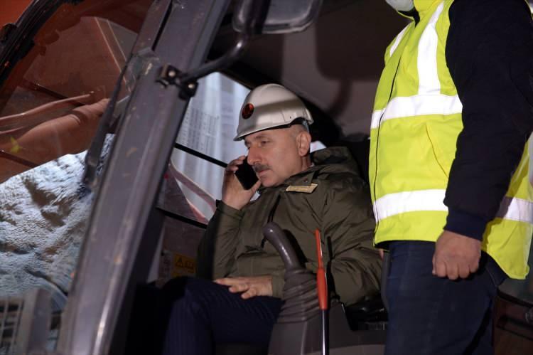 <p>Bakan Karaismailoğlu, konuşması sonrası iş makinesiyle tünele son darbeyi vurarak ışığın görünmesini sağladı. Bakan, tören sonunda çalışanlarla hatıra fotoğrafı çekildi.</p>