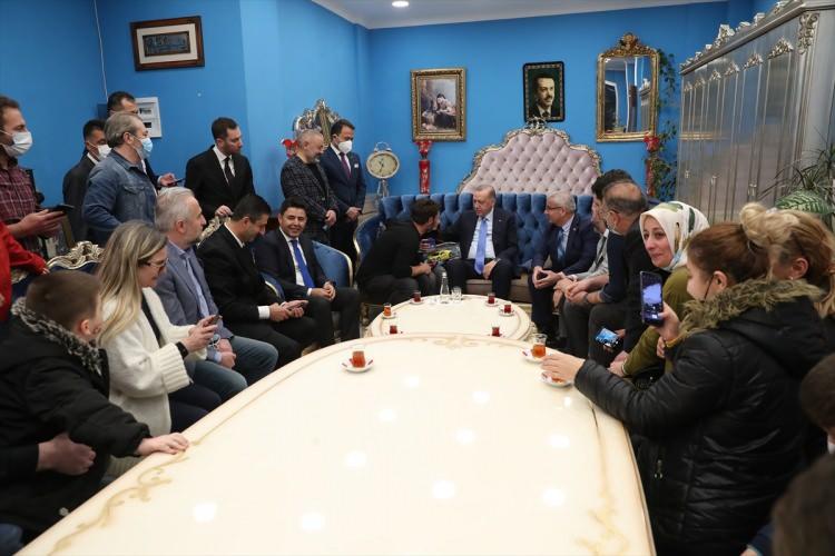 <p>Cumhurbaşkanı Recep Tayyip Erdoğan, İstanbul'da Küçükyalı Mahallesi'ndeki bir esnafın çay ikramı davetini kabul etti.</p>

