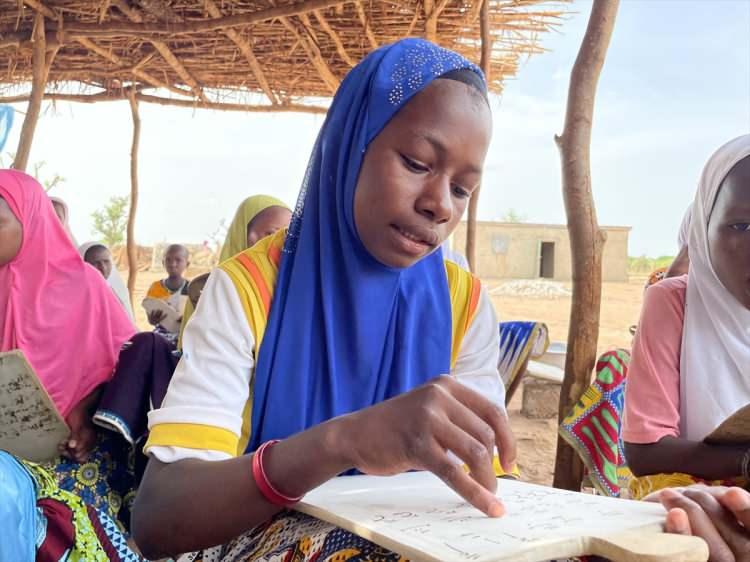 <p>Batı Afrika ülkesi Benin'in kırsal bölgelerinde çocuklar, Kur'an-ı Kerim okumayı tahta levhalar üzerinde yazan ayetlerden öğreniyor.</p>
