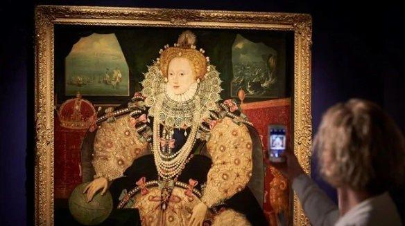 <p><span style="color:#4B0082"><strong>İngiltere tarihinin en uzun tahta kalan Kraliçe II. Elizabeth'in 70. yılı kapsamında düzenlenen Platinum Jübile kutlamaları sanat dünyasını etkilemeye devam ediyor.</strong></span></p>
