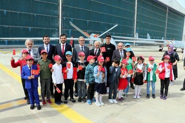 <p>Türk Havacılık ve Uzay Sanayii AŞ'de (TUSAŞ) Savunma Sanayii Başkanı İsmail Demir ile bir araya gelen 23 çocuk, 'R44' tipi helikoptere binip, tur attı.</p>
