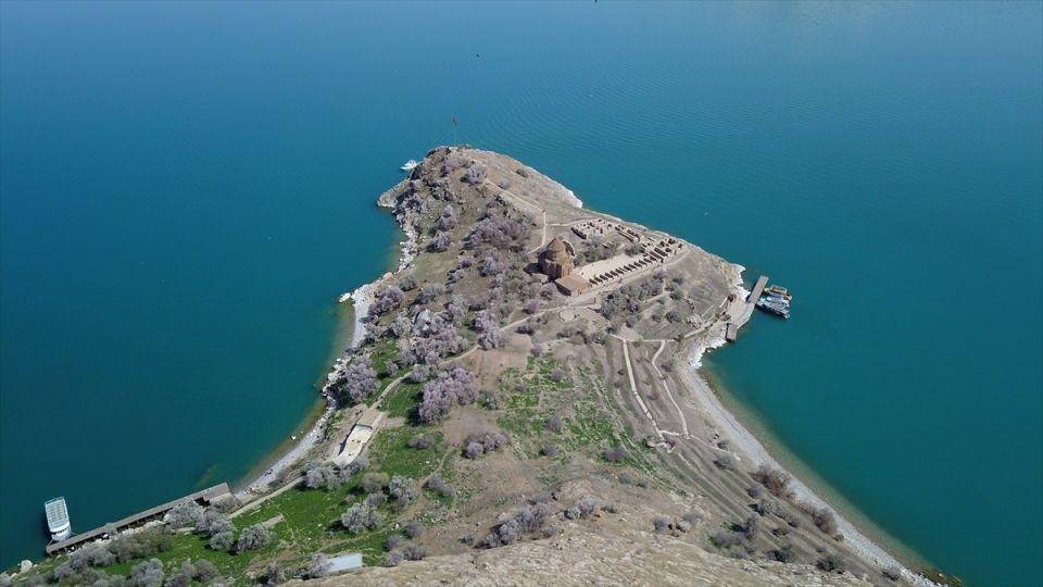 <p>Yarışmaya katılan Erciş Evrensel Fotoğrafçılar Derneği üyeleri de 3 gün sürecek etkinlik kapsamında Ada'ya giderek, en güzel fotoğrafları çekebilmek için çaba gösterdi.</p>

<p> </p>
