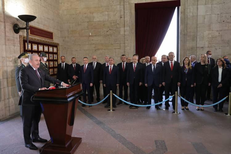 <p>Anıtkabir merdivenlerinde hatıra fotoğrafı çekiminin ardından Misak-ı Milli Kulesi'ne geçen Şentop, Anıtkabir Özel Defteri'ne şunları yazdı:</p>

<p>"Aziz Atatürk; teşekkülüne öncülük ettiğiniz ve ilk başkanlığını yaptığınız Türkiye Büyük Millet Meclisimizin açılışının 102. yıl dönümü vesilesiyle buradayız.</p>
