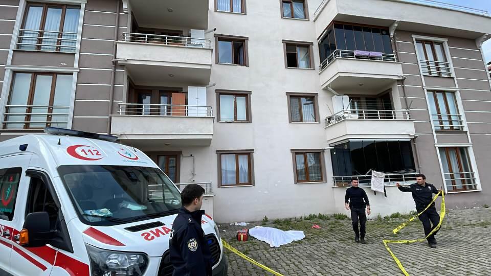 <p>Düzce'de cam silerken dengesini kaybederek 3. kattan düşen yaşlı kadın yaşamını yitirdi.</p>
