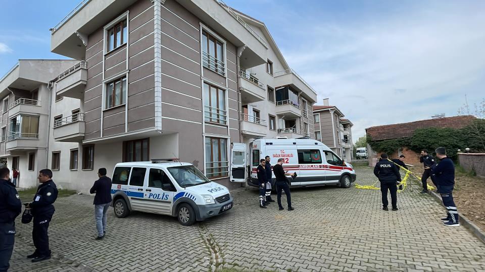 <p>Beton zemine düşen yaşlı kadın ağır yaralandı. Vatandaşların 112 Acil Çağrı Merkezi'ne ihbarıyla olay yerine sağlık ve polis ekipleri sevk edildi.</p>
