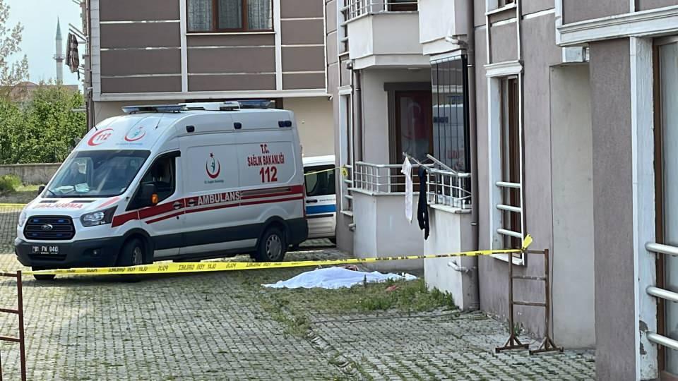 <p> İhbar üzerine olay yerine gelen sağlık ekipleri, yaşlı kadının yaşamını yitirdiğini tespit etti. </p>