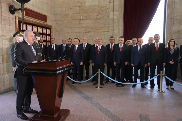 <p> Milli Mücadele'nin başkumandanı olarak, milletimizi büyük bir diriliş gayesi etrafında birleştirdiniz ve bizler için bu cennet vatanın ebedi yurdumuz olduğunu tescil ettirdiniz. Sizlerden aldığımız ilhamla milli hakimiyetten ve tam bağımsızlığımızdan ne bugün ne de gelecekte asla taviz vermeyecek bir şuurla yolumuza devam ediyoruz.</p>
