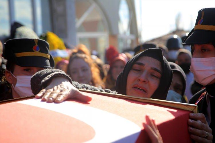 <p><span style="color:rgb(0, 0, 0)">Törende, şehidin 5 aylık hamile eşi Şeyma Kanlıkuyu, tabuta sarılarak, "Ben sensiz nasıl yaşayacağım? diyerek gözyaşı döktü. </span></p>
