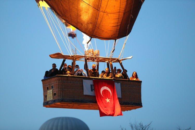 <p>Tarihi, kültürel ve doğal zenginlikleriyle tanınan turizm merkezi Kapadokya'da, turistlerin manzarayı gökyüzünden izlemelerine imkan sunan sıcak hava balonlarının sepetlerine uçuş öncesi Türk bayrakları ve Atatürk posterleri asıldı.</p>
