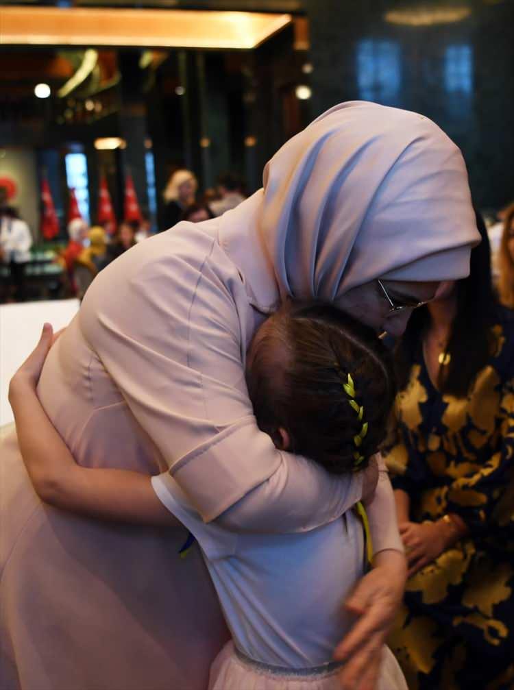 <p>Sosyal medya hesabından açıklama yapan Emine Erdoğan şu ifadeleri kullandı;</p>
