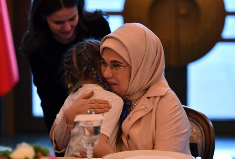 <p>Minikler için hazırlanan standın başına geçen Emine Erdoğan, konuklarına pamuk şeker hazırladı ve çeşitli ikramlarda bulundu. Çocuklarla yakından ilgilenen Erdoğan, misafir çocukların seslendirdiği Çanakkale türküsünü dinledi. Ukraynalı ünlü sanatçı Jamala'nın da eserlerini</p>
