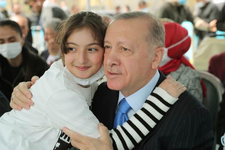 <p><span style="color:rgb(0, 0, 0)">Cumhurbaşkanı Recep Tayyip Erdoğan ve eşi Emine Erdoğan, Başakşehir Millet Bahçesi'nde, 23 Nisan TRT Çocuk Şenliği'ne katıldı.</span></p>
