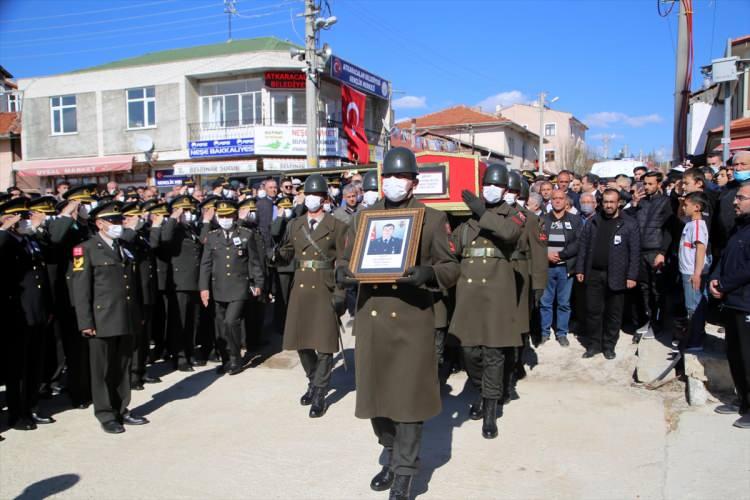 <p>Şehidin cenazesi, Yenimahalle ilçesindeki ailesinin evinde helallik alındıktan sonra kara yolu ile memleketi Çankırı'nın Atkaracalar ilçesine getirildi. </p>
