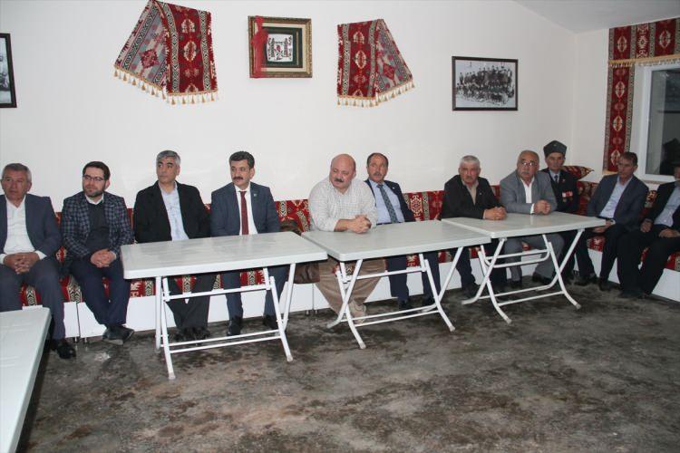 <p>Gelemeyenlerin evine yemek götürüyoruz. Köyümüz 50 hane fakat Ankara'dan gelenler oluyor. Köy halkıyla tek sofrada buluşuyoruz, yemek yeniyor, çay içiliyor, namaz kılınıyor, sohbet ediliyor." dedi.</p>

<p> </p>
