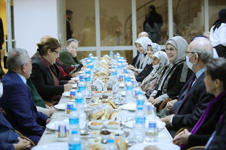 <p>Türkiye Cumhurbaşkanı Recep Tayyip Erdoğan'ın eşi Emine Erdoğan, iftarını huzurevi sakinleri ile yaptı.</p>