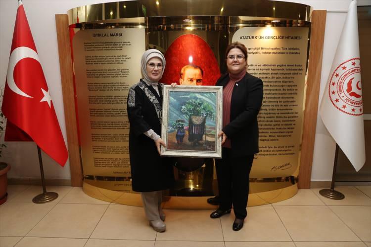 <p>Emine Erdoğan, Seyranbağları Huzurevi Yaşlı Bakım ve Rehabilitasyon Merkezi'nde kalan yaşlı vatandaşlarla iftarda bir araya geldi.</p>
<p> </p>