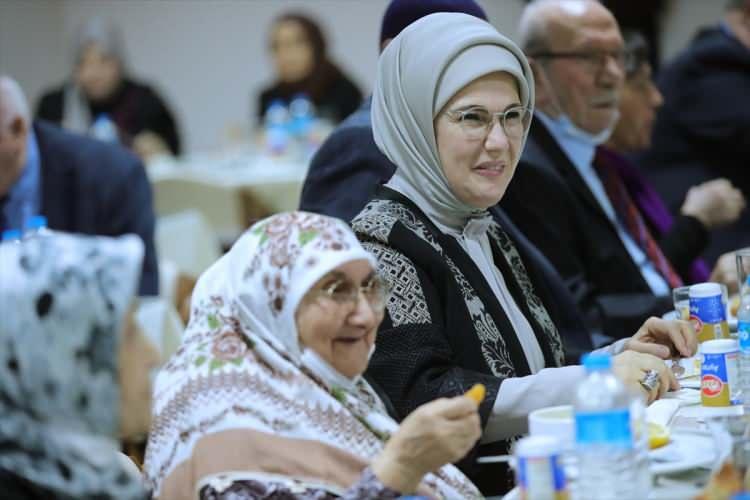 <p>Ziyaretten bilgisi olmayan huzurevi sakinleri, yemekhanede karşılarında Emine Erdoğan'ı gördüklerinde şaşkınlık ve sevinç yaşadı.</p>
<p> </p>
