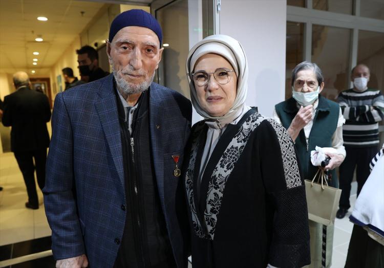 <p>İftar vaktinde ezanı imam olan huzurevi sakini Bilal Coşkun okudu. İftarın ardından yaşlı vatandaşlarla tek tek sohbet edip yaşam hikayelerini dinleyen Emine Erdoğan, huzurevi sakinleri ve çalışanlarıyla bol bol hatıra fotoğrafı çektirdi.</p>

<p> </p>
