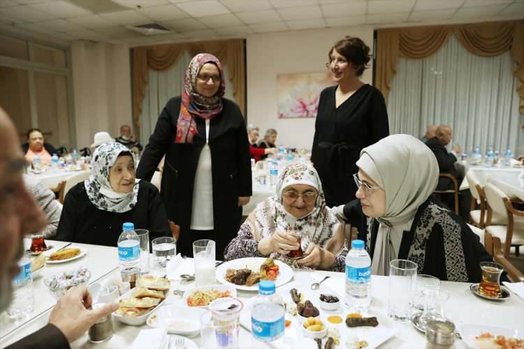 <p>Huzurevi sakinleri de Emine Erdoğan'a aileleri, torunları, meslekleri ve gençlik zamanlarına duydukları özlemi anlattı. Hem duygusal ve hem de keyifli anların yaşandığı ziyarette yaşlı vatandaşlar, Emine Erdoğan'a "Cumhurbaşkanımıza selam ve sevgilerimizi ilet." ricasında bulundu.</p>

<p> </p>
