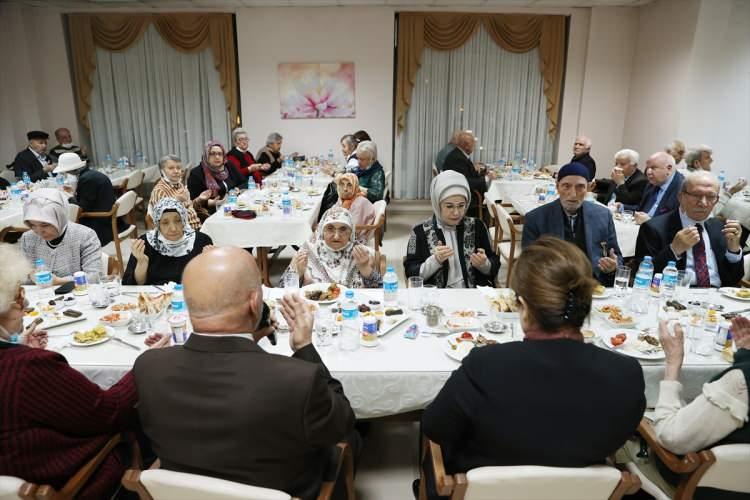 <p>İftar programında Emine Erdoğan'a Aile ve Sosyal Hizmetler Bakanı Derya Yanık eşlik etti.</p>

<p> </p>
