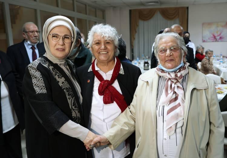<p><strong>"Ziyaretinizle yazacak yeni anılarım oldu"</strong></p>
<p>Huzurevinin Bocce takımında yer alan yaşlı vatandaşlar Emine Erdoğan'a bu sporu çok sevdiklerini anlatırken huzurevi sakini eski milli basketbolcu 74 yaşındaki Özcan Yaykın da kitap yazdığını dile getirdi.</p>