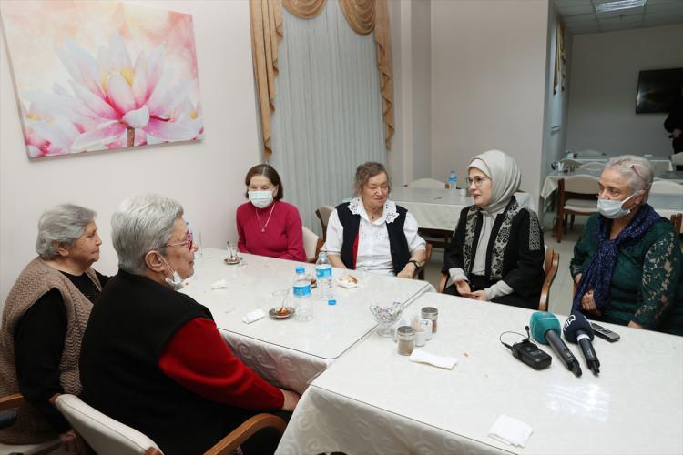 <p>Emine Erdoğan'ın "Yazmanız çok güzel, sizin anılarınız çok kıymetli." sözleri üzerine Yaykın, "Sizin ziyaretinizle yazacak yeni anılarım da oldu." yanıtını verdi.</p>
<p> </p>