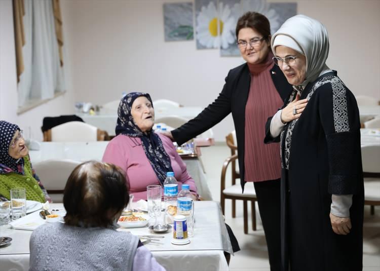 <p><strong> "Ziyaretinden onur, şeref duyduk"</strong></p>

<p>Huzurevinde 27 senedir kaldığını anlatan 87 yaşındaki Güngör Başyiğit, Emine Erdoğan ve Bakan Yanık'la birlikte iftar yapmaktan, onlarla aynı masayı paylaşmaktan duyduğu mutluluğu belirtti.</p>
