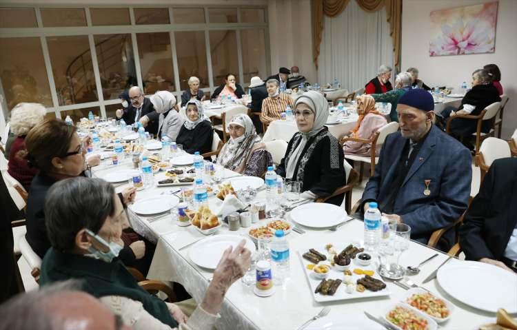 <p>Fikriye Noktaoğlu ise "Yaklaşık 25 yıldır huzurevinde kalıyorum. Çok güzel bir iftardı. Emine Erdoğan'ı yakından görebilmeyi, onu öpebilmeyi çok istiyordum. Sağ olsun isteğimi geri çevirmedi, çok mutlu oldum." dedi.</p>

<p> </p>
