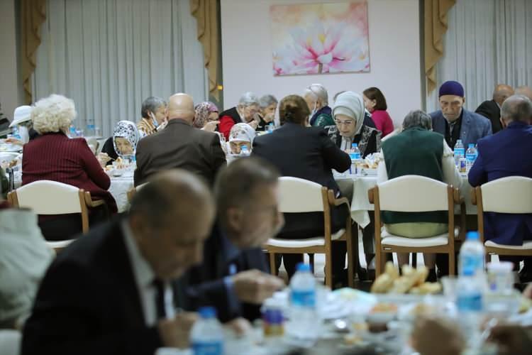 <p>Mardinli olduğunu ve 4,5 yıldır huzurevinde kaldığını belirten Lami Baykal da "Cumhurbaşkanımızın eşi Emine Erdoğan'ı huzurevinde görmekten çok mutlu olduk. Ziyaretinden onur, şeref duyduk. Emine Erdoğan da Cumhurbaşkanımız da bu ülke için çok değerliler. Allah onlara sağlıklı, uzun ömürler versin." diye konuştu.</p>

<p> </p>
