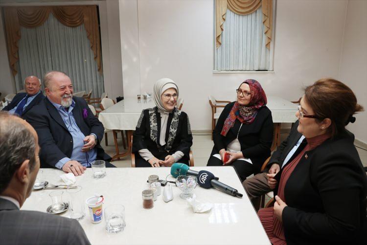 <p><strong>Emine Erdoğan'a anlamlı hediye</strong></p>

<p>Öte yandan Seyranbağları Huzurevi Yaşlı Bakım ve Rehabilitasyon Merkezi'ndeki ziyaretinde Emine Erdoğan'a 2019'da vefat eden huzurevi sakini Ahmet Onan'ın yaptığı tablo hediye edildi.</p>
