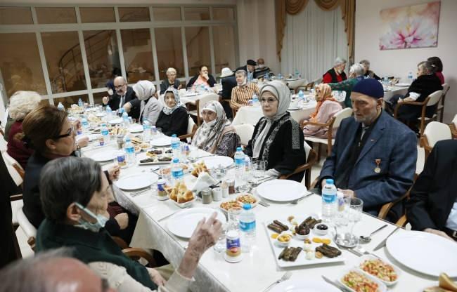 <p><span style="color:#800080"><strong>Emine Erdoğan, Seyranbağları Huzurevi Yaşlı Bakım ve Rehabilitasyon Merkezi'nde kalan yaşlı vatandaşlarla iftarda bir araya geldi.</strong></span></p>

