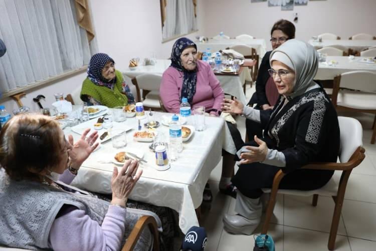 <p><span style="color:#800080"><strong>Emine Erdoğan'ın "Yazmanız çok güzel, sizin anılarınız çok kıymetli." sözleri üzerine Yaykın, "Sizin ziyaretinizle yazacak yeni anılarım da oldu" yanıtını verdi.</strong></span></p>
<p><span style="color:#800080"><strong>Mardinli olduğunu ve 4,5 yıldır huzurevinde kaldığını belirten Lami Baykal da "Cumhurbaşkanımızın eşi Emine Erdoğan'ı huzurevinde görmekten çok mutlu olduk. Ziyaretinden onur, şeref duyduk. Emine Erdoğan da Cumhurbaşkanımız da bu ülke için çok değerliler. Allah onlara sağlıklı, uzun ömürler versin" diye konuştu.</strong></span></p>