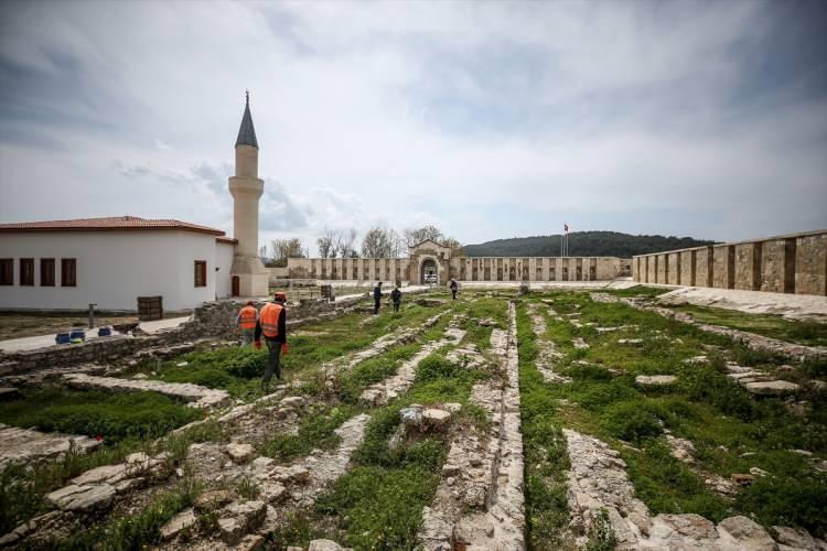 <p>Kahramanlık destanının buralarda yazıldığına işaret eden Kaşdemir, "Bugüne kadar gerek coğrafi koşullar gerek iklim koşullarından dolayı deforme olmuştu, bozulmuştu. </p>

<p> </p>
