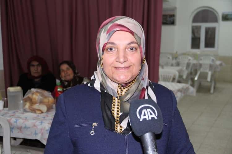 <p>Gülnaz Göksel de güzel bir geleneği sürdürdüklerini vurgulayarak, "İftar, köylülerimizi birbirine kaynaştırıyor. Buraya gelemeyen yaşlıların evine yemek gidiyor. Gençlerimiz birbiriyle tanışıyor, sohbet ediyor, yemekten sonra namazı kılıp evlerine dönüyor." dedi. Gülnaz Göksel de güzel bir geleneği sürdürdüklerini vurgulayarak, "İftar, köylülerimizi birbirine kaynaştırıyor. </p>

<p> </p>
