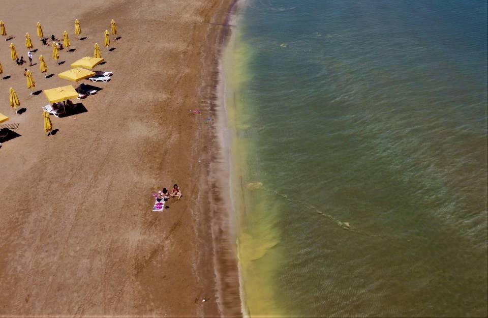 <p> 321 kilometrelik sahil bandı olan Mersin’de birçok noktada polen tozları denizle buluştu. Başta turizmin gözbebeği Erdemli ilçesine bağlı Kızkalesi ve Ayaş sahili olmak üzere birçok noktada denize dökülen polen tozları suyla sahile vurdu. </p>
