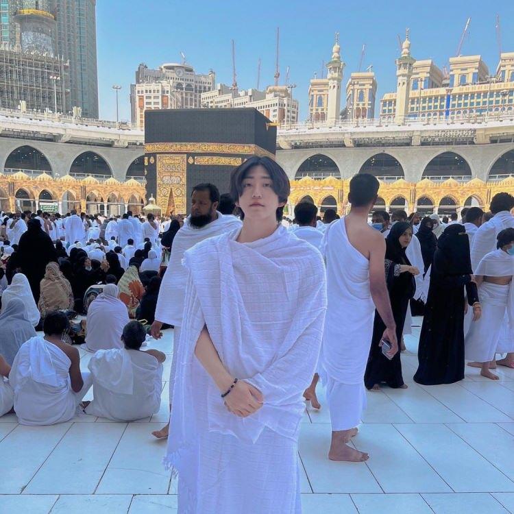 <p><strong>"Nihayet Mekke'ye geldim. En şanslı kişi benim çünkü Allahü Teala beni seçti ve beni buraya getirdi. Bu fırsat için minnettarım. Allah'a şükürler olsun, dünyanın en kutsal şehrine gelme şansını verdiğin için teşekkür ederim. Bütün Müslümanlar için dua ettim. Allah günahlarımızı bağışlasın. Dualarımızı kabul etsin."</strong></p>