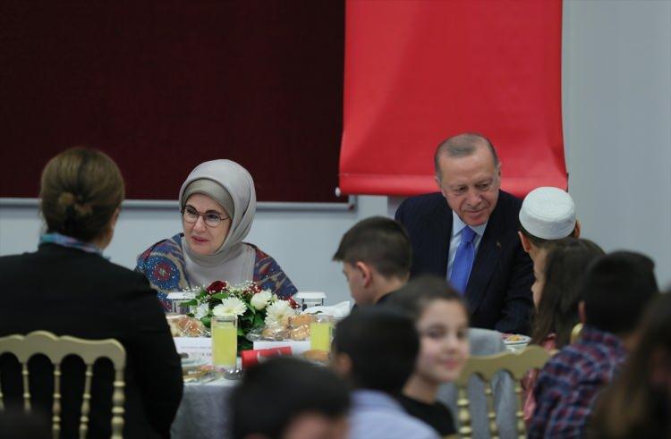 <p>Cumhurbaşkanı Recep Tayyip Erdoğan ve eşi Emine Erdoğan, Maltepe Küçükyalı Çocuk Evleri Sitesi Müdürlüğü'nde çocuklarla iftar yaptı.</p>
