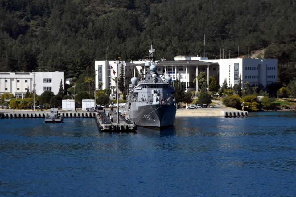<p>Mayının imhasının ardından bir adadaki hedefleri imha etmek üzere SAT harekatı düzenlendi. Harekat kapsamında SAT unsurları helikopterden suya atlayarak adadaki hedeflere yönelik sızma harekatı gerçekleştirdi. Eşzamanlı olarak sualtı intikal aracı ve helikopterden paraşütle atılan SAT unsurları hedefe yöneldi. Belirlenen hedeflerin ele geçirilmesinin ardından ada kıyı hattında bulunan hedefler SAT botunca ateş altına alındı. Harekatın başarıyla tamamlanmasının ardından sudaki SAT unsurları helikopterle denizden alındı. SAT Komutanlığının bir diğer unsuru ise helikopterden bir gemiye serbest iniş yaparak operasyon düzenledi.</p>