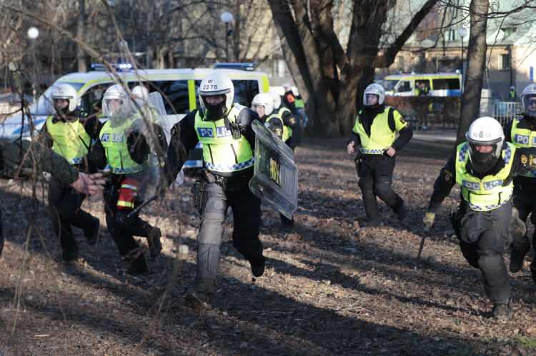<p>Aşırı sağcı Danimarka-İsveç vatandaşı Rasmus Paludan’ın Kur’an-ı Kerim yakmasının ardından son 3 gündür birçok kentte şiddet olayları patlak verdi. Norrköping kentinde polisin uyarı ateşi açması sonucu 3 kişi yaralandı.</p>
