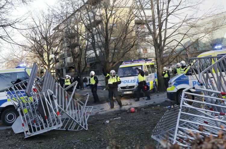 <p>İsveç’te Stram Kurs (Sıkı Yön Partisi) lideri aşırı sağcı Danimarka-İsveç vatandaşı Rasmus Paludan’ın geçtiğimiz perşembe günü Linköping kentindeki bir meydanda Kur’an-ı Kerim’i yakması sonrası ülkedeki birçok kentte şiddet olayları patlak verdi.</p>
